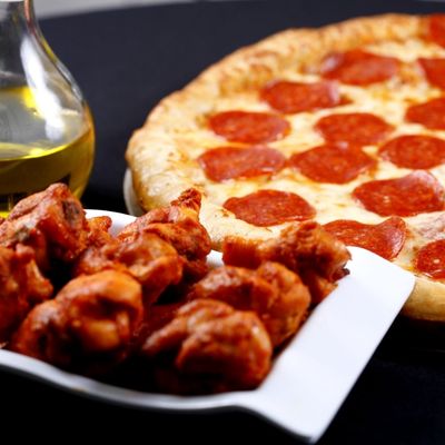 Large 1 Topping and 8 Wings